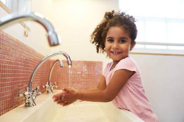 Sun-Safe Kids: Tips for Protecting Their Skin |  KIMSHEALTH Hospital - Umm Al Hassam